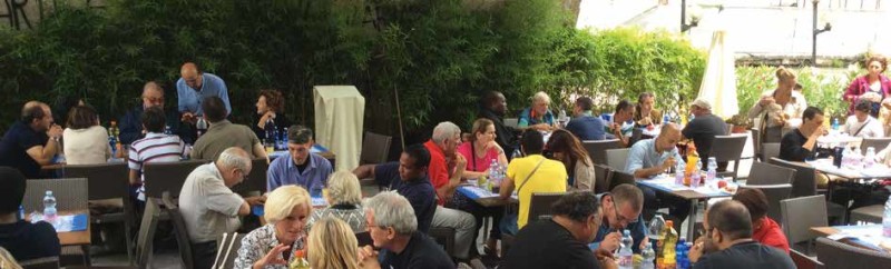 Un momento del pranzo offerto dall'organizzazione ai poveri e indigenti