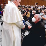 2021 10 27_P.Paolo Fiasconaro dona il libro Frate Movida a Papa Francesco_2 (def)
