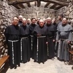 Con i chierici nelle celle del Sacro Tugurio a Rivotorto