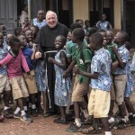 006_Fra Paolo con i bambini in Ghana